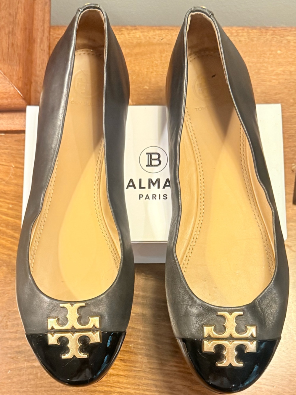 Tory Burch Everly Black Gold Leather Logo Cap-Toe Ballet Flats Size 10 - Picture 2 of 10